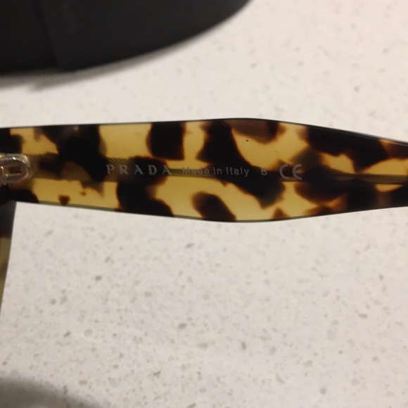 Prada sunglasses - Picture 4 of 5